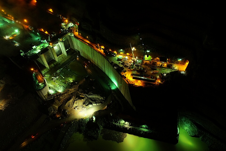 Día y noche trabajan en Hidroituango para terminar la presa y que el riesgo de una nueva emergencia aguas abajo del proyecto se disminuya. FOTO JUAN DAVID ÚSUGA