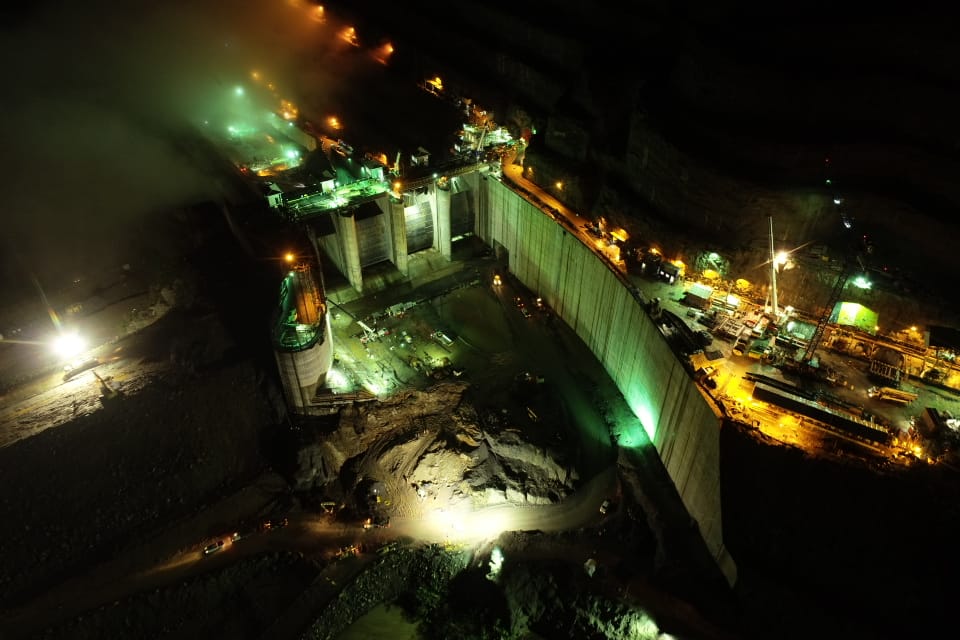 Día y noche trabajan en Hidroituango para terminar la presa y que el riesgo de una nueva emergencia aguas abajo del proyecto se disminuya. FOTO JUAN DAVID ÚSUGA