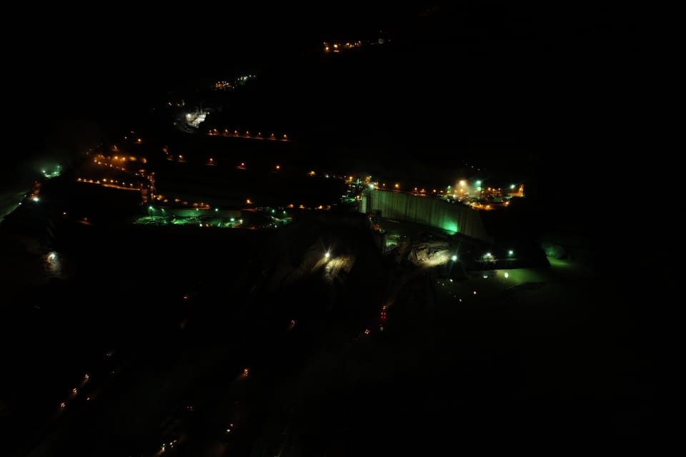 Día y noche trabajan en Hidroituango para terminar la presa y que el riesgo de una nueva emergencia aguas abajo del proyecto se disminuya. FOTO JUAN DAVID ÚSUGA