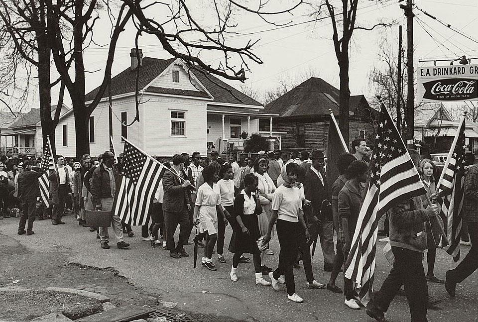 El 7 de marzo de 1965, la policía golpeó y lanzó gas lacrimógeno a manifestantes al pie del puente en Selma en un espasmo de violencia que conmocionó al país. FOTO Reuters / Biblioteca del Congreso