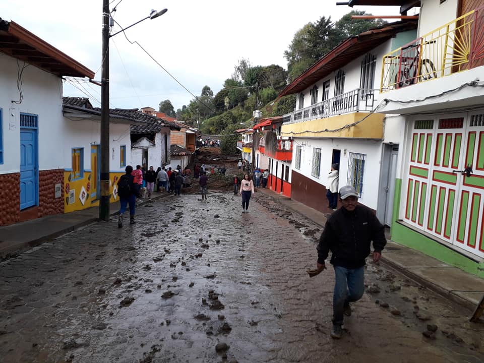El Batallón de Ingenieros Pedro Nel Ospina se dirige con maquinaria y personal para apoyar las labores de remoción de escombros y poder habilitar las vías de este municipio. FOTO CORTESÍA Edison Bedoya