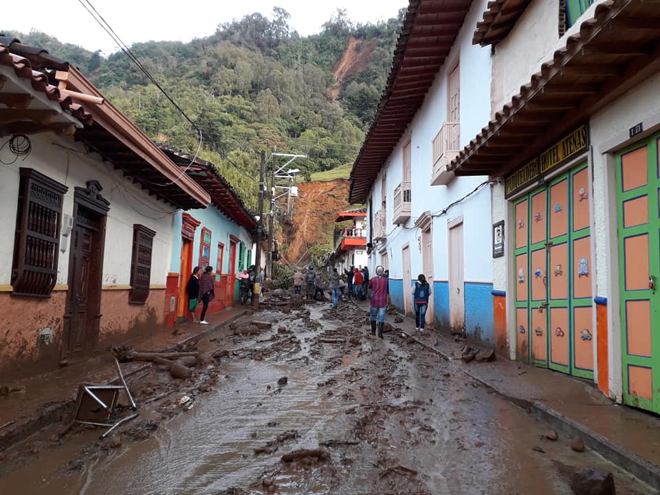 Hasta el momento el reporte es que algunas vías se encuentran bloqueadas por el lodo que bajó desde la montaña. Así mismo, hay dos casas destruidas y decenas de personas afectadas tras la inundación. FOTO CORTESÍA Edison Bedoya