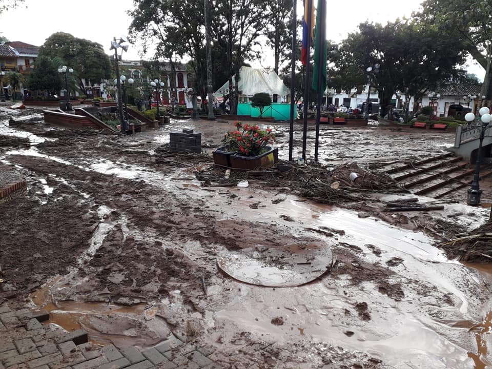 El municipio de Jericó, Suroeste antioqueño, amaneció este lunes festivo incomunicado con la vía que conduce a Medellín, debido a las fuertes lluvias, desbordamientos e inundaciones que se registraron en la noche del pasado domingo. FOTO CORTESÍA Edison Bedoya