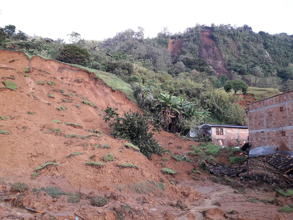 El cerro en la parte alta presenta unas fisuras que han venido siendo monitoreadas por la administración municipal y lo que se teme es que haya un desprendimiento de tierra. FOTO CORTESÍA Edison Bedoya