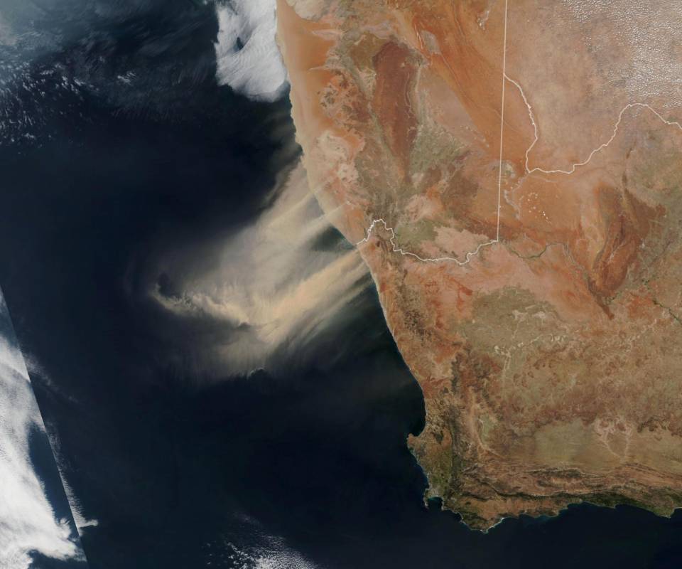 Aunque el desierto del Sahara, en el norte de África, es una de las mayores fuentes de polvo del mundo, el sur de África sigue siendo golpeado por intensas tormentas de polvo de vez en cuando. FOTO Tomada el 25 de septiembre de 2019 por el VIIRS en el satélite de la PNP de Suomi.