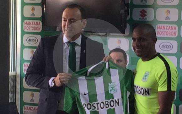Edwin Valencia se mostró muy emocionado a su llegada al club verdolaga. FOTO Jessica Quintero