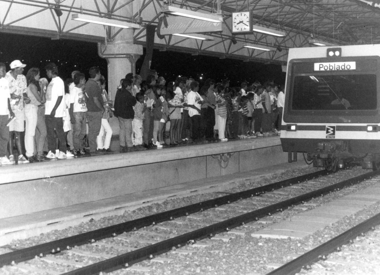 El 30 de noviembre de 1995 operó el primer tren del metro entre las estaciones Niquía y Poblado. FOTO archivo el colombiano