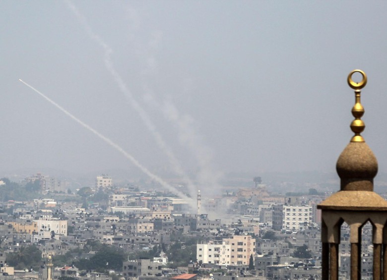 Chetes palestinos disparados desde la ciudad de Gaza hacia Israel. Foto: AFP