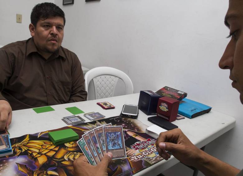 Jhon y Duvalier entrenarán a diario para el campeonato nacional de Yu-GI-Oh! que habrá este mes. FOTO JAIME PÉREZ