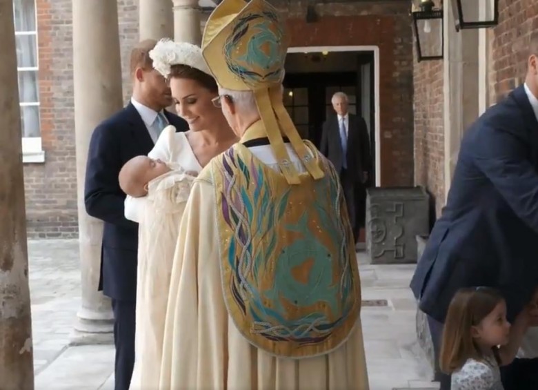 Luis de Cambridge, tercer hijo y segundo varón de los Duques de Cambridge, a su salida del hospital St Mary’s de Londres, Reino Unido. FOTO: Pantallazo video Palacio de Kensington