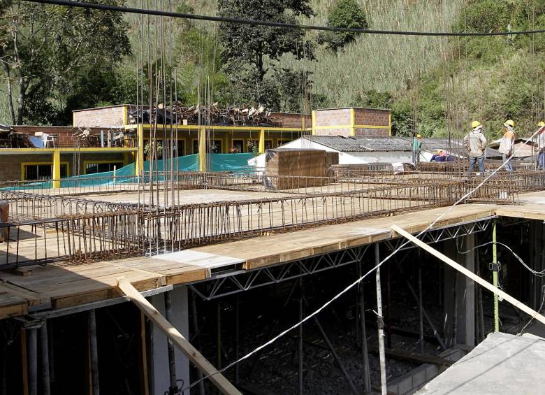 Obras en escuela de Alto Seco, en el municipio de San Andrés de Cuerquia. FOTO Donaldo Zuluaga