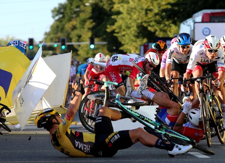 Dylan Groenewegen (Jumbo) cae luego de provocar el accidente en la meta de la primera etapa de la Vuelta a Polonia. FOTO Efe