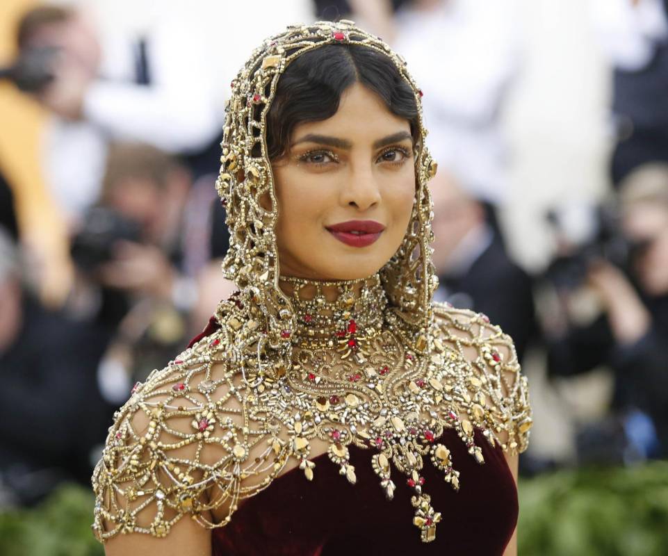 La actriz Priyanka Chopra recibió elogios por el atuendo que escogió para la gala. FOTO REUTERS