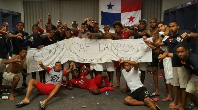 Los jugadores panameños demostraron su molestia con una pancarta en el camerino tras el duelo con los mexicanos. FOTO cortesía