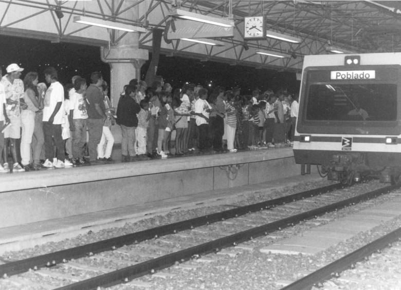 En la primera noche de operaciones sólo se presentaron aglomeraciones de personas en las estaciones. La gente mostró mucha disciplina y amor por el Metro. FOTO Archivo Diego González