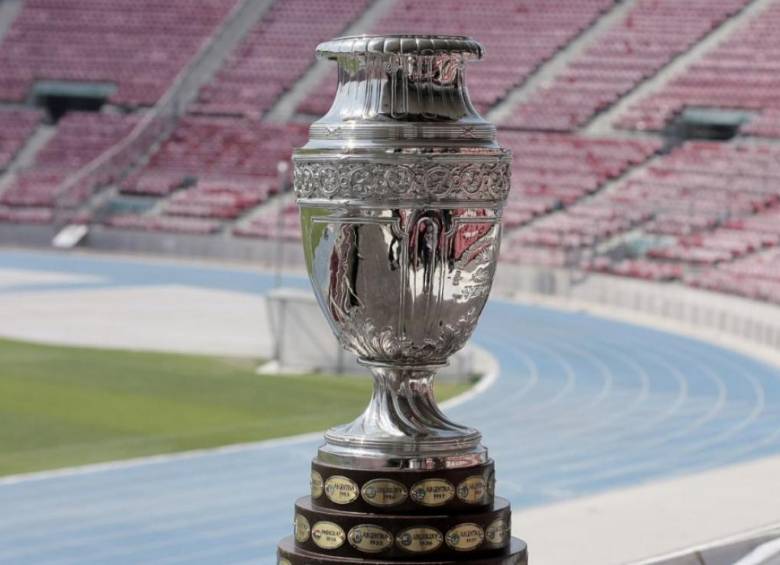 El trofeo de la Copa América que se entregará en Colombia al campeón el 12 de julio del próximo año. FOTO afp