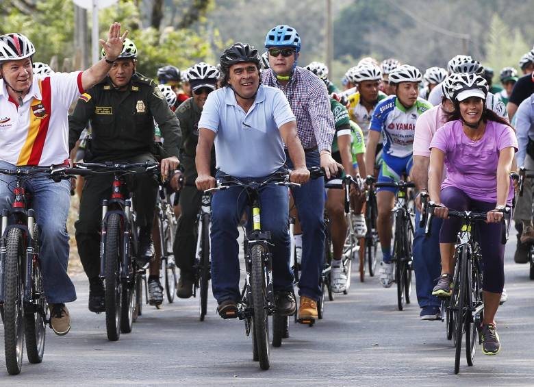 En Bolombolo, el presidente Juan Manuel Santos montó en bicicleta con el gobernador de Antioquia Sergio Fajardo, el ministro de Hacienda Mauricio Cárdenas y la ministra de transporte Natalia Abello. FOTO JAIME PÉREZ.