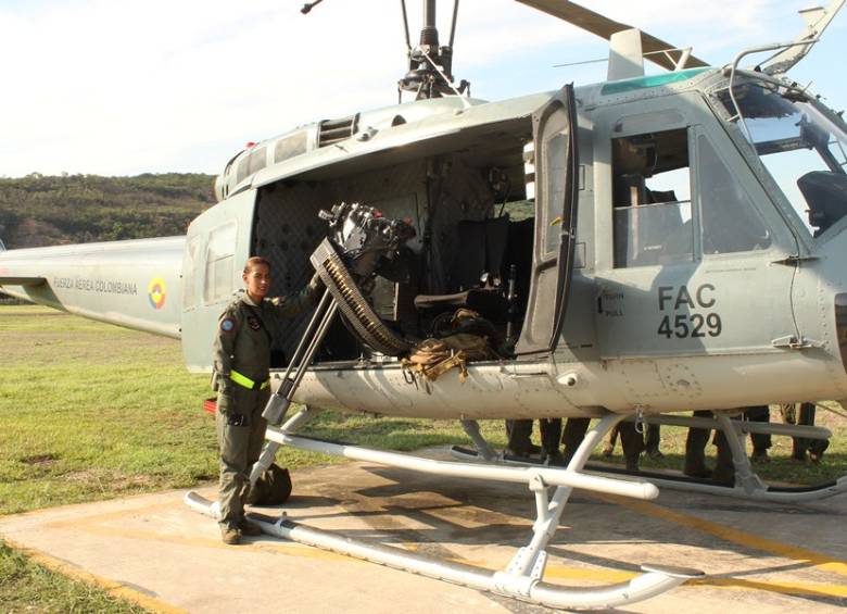 Natalia Rincón también fue la primera mujer aerotécnica de la Fuerza Aérea Colombiana. Foto: Fuerza Aérea