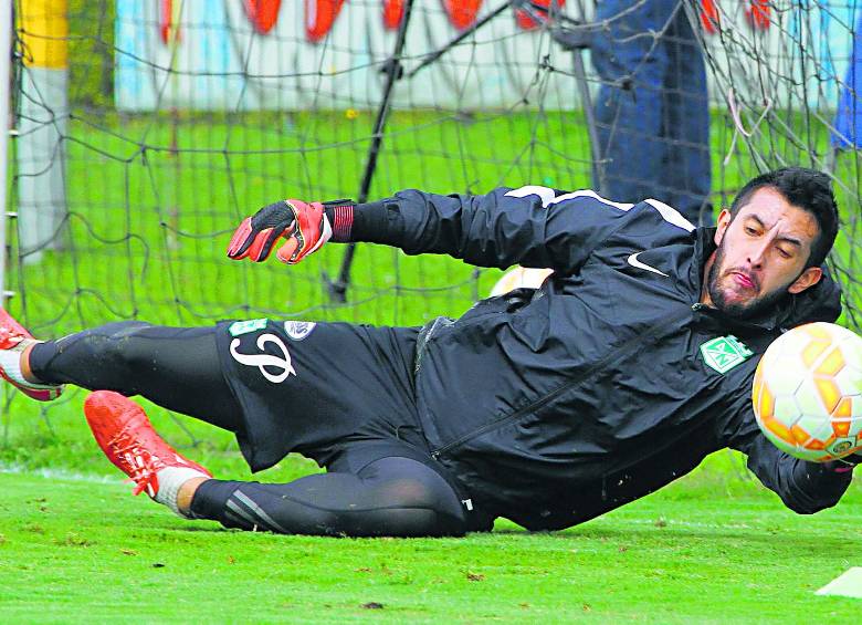El portero Camilo Vargas sería hoy el titular del arco verdolaga. En su época con Santa Fe casi siempre salió figura en los clásicos frente a Millonarios. FOTO Róbinson Sáenz