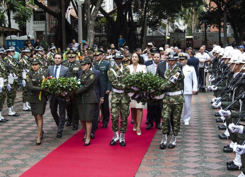 Representantes de la Fuerza Pública, el cónsul de Alemania, Alejandro Tieck, y la cónsul honoraria de la India Jenny Luna llevan las coronas de laurel al monumento del Libertador. FOTO Jaime Pérez