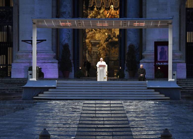 La imagen del Papa solitario conmovió al mundo y trascendió las fronteras de las religiones. Su oración y mensaje impactó a ciudadanos de todas las edades. FOTO afp