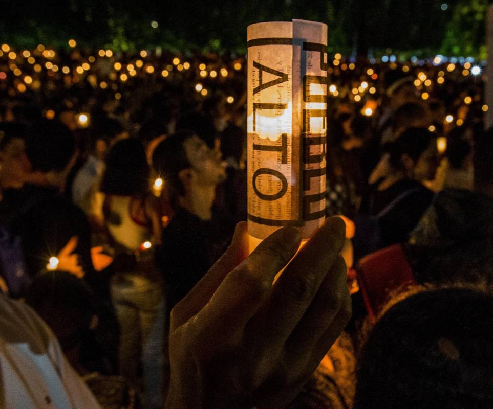 En el Parque de los Deseos se concentró una multitudinaria manifestación en rechazo a los recientes homicidios de líderes sociales en el país. FOTO JULIO CÉSAR HERRERA