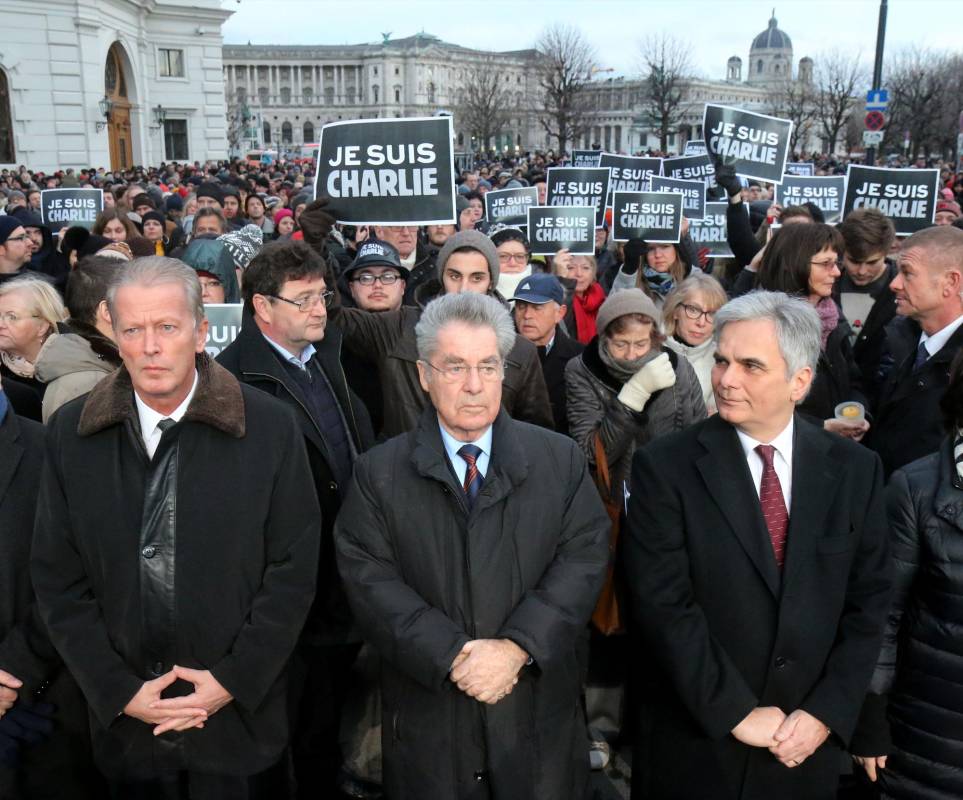 El canciller del país, Werner Faymann; el presidente Heinz Fischer, y representantes de todas las comunidades religiosas asistieron a una concentración repleta de carteles con el lema “Je suis Charlie” y mensajes como “Por la paz y la tolerancia” y en la que el coro de la Ópera Estatal de Viena interpretó varias piezas y se leyeron pasajes literarios de inspiración pacifista y europeísta. FOTO AP
