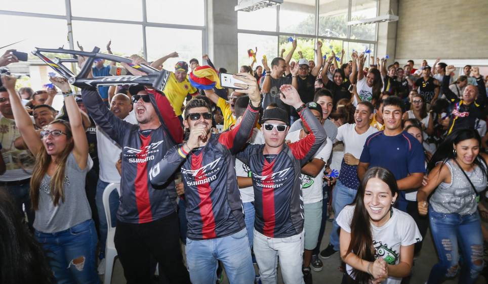 Todos celebraron en “la casa” (pista mundialista de Mariana) tras la victoria contundente de la antioqueña, primera deportista mujer de Suramérica en repetir oro olímpico. FOTO Julio César Herrera