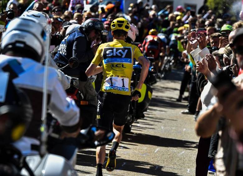 La carrera sin bicicleta del líder Chris Froome en la etapa 12 del Tour de Francia no pudo ser más insólita. FOTO Cortesía Team Sky