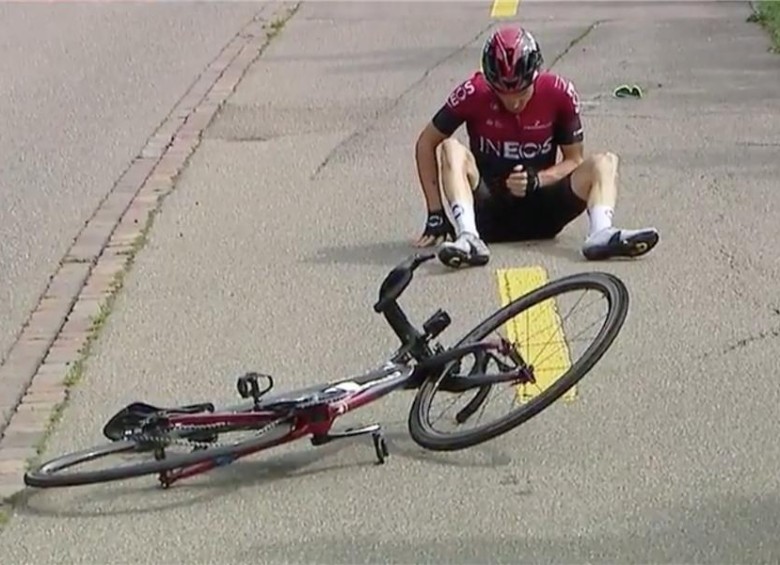 Geraint Thomas momento en que sufre la caída. Foto TWITTER CYCLING WEEKLY