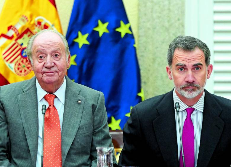 El rey emérito Juan Carlos I acompañado de su hijo, el monarca actual, Felipe VI. En 2014 Juan Carlos I abdicó, en medio de escándalos, para ceder el poder a su primogénito. FOTO Getty