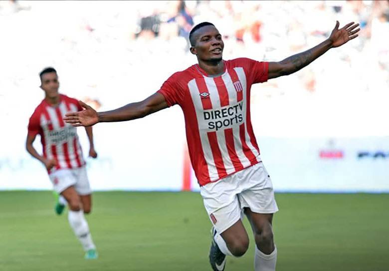  El delantero colombiano Juan Ferney Otero celebrando uno de los seis goles que ha marcado en Argentina. FOTO AFP