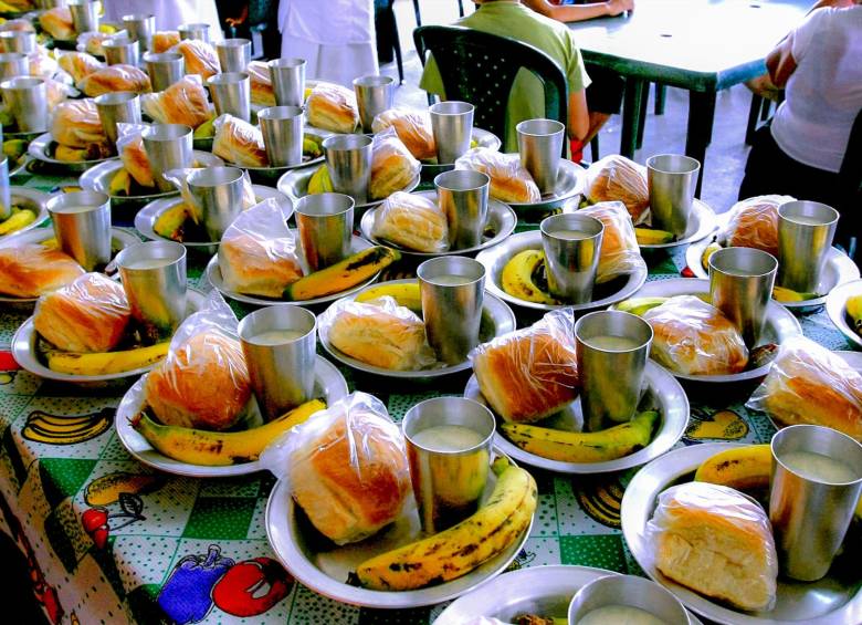 Con la olla raspada para la alimentación escolar en Antioquia