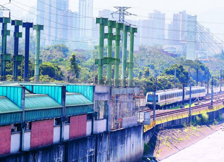 La ampliación de la estación Poblado toma forma con la instalación de los pilares que sostendrá la estructura de acceso en el costado sur de la plataforma existente. FOTO MANUEL SALDARRIAGA