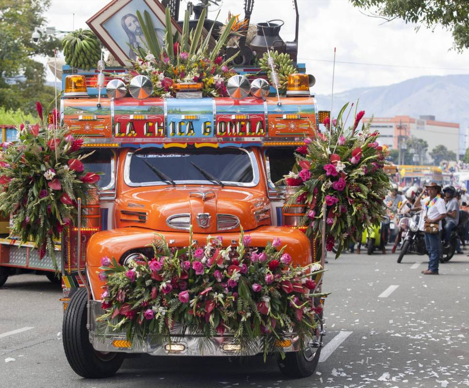 La caravana salió desde el Centro Automotriz en la avenida El Poblado. FOTO EDWIN BUSTAMANTE