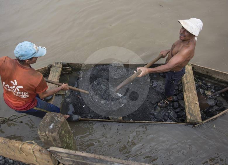 Hernán Serna (izquierda) y Carlos Arturo Ortiz extraen arena del río desde mediados del decenio de 1970. El río traía más materiales anteriormente. También estaba más sucio. FOTO Donaldo Zuluaga