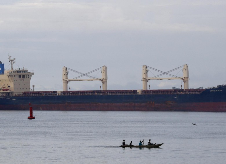 En el puerto de Buenaventura los súper cargueros hacen sus recorridos con los contenedores llenos de mercancía sin dejar de arropar y dar sustento a sus nativos canoeros. Foto: Manuel Saldarriaga Quintero