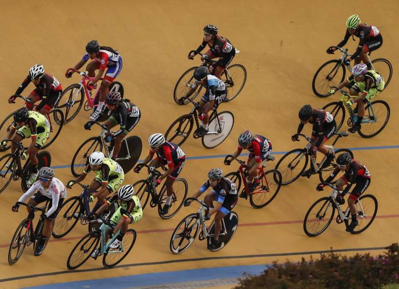 El orientador Laverde dice que en Colombia sí hay renovación para el ciclismo en pista, pero que en la ruta se les abre a los ciclistas más oportunidades para lograr sus metas. FOTO RÓBINSON SÁENZ