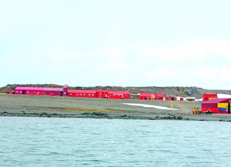 La base Pedro Vicente Maldonado de Ecuador inaugurada está en la Isla Greenwich y pertenece a las Islas Shetland del Sur.