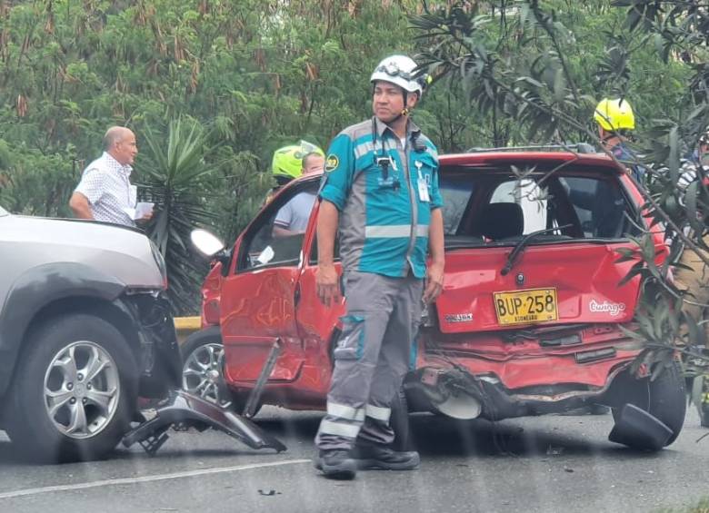 Dos lesionados dejó choque múltiple en la Autopista Sur