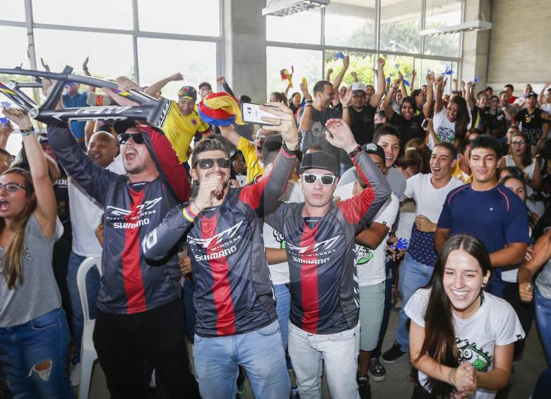 Todos celebraron en “la casa” (pista mundialista de Mariana) tras la victoria contundente de la antioqueña, primera deportista mujer de Suramérica en repetir oro olímpico. FOTO Julio César Herrera