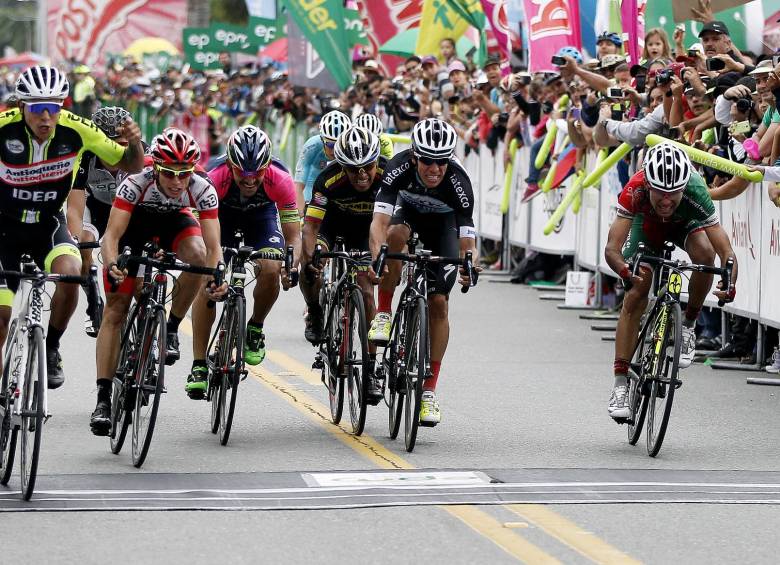 El ciclista Róbinson Chalapud de Orgullo Antioqueño se coronó este domingo como el campeón nacional de ruta. FOTO JAIME PÉREZ