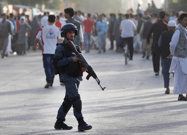 Un soldado patrulla el lugar de un atentado suicida en Kabul (Afganistán). Foto: EFE