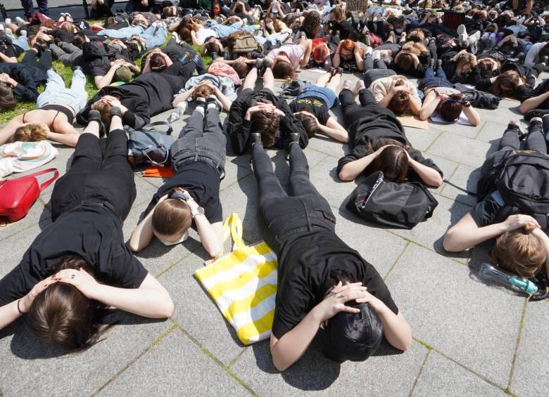 Manifestantes protestan contra el racismo frente a la embajada de Estados Unidos en Varsovia, Polonia. FOTO AFP