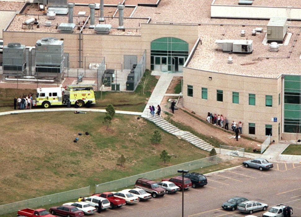 El 20 abril 1999 dos estudiantes mataron a 13 personas e hirieron a 23 más en la escuela de Columbine, en Littleton (Colorado). FOTO AP