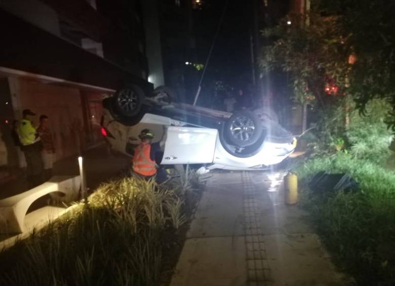 Una de las hipótesis es que el conductor estaba bajo los efectos del alcohol. FOTOS CORTESÍA BOMBEROS ENVIGADO