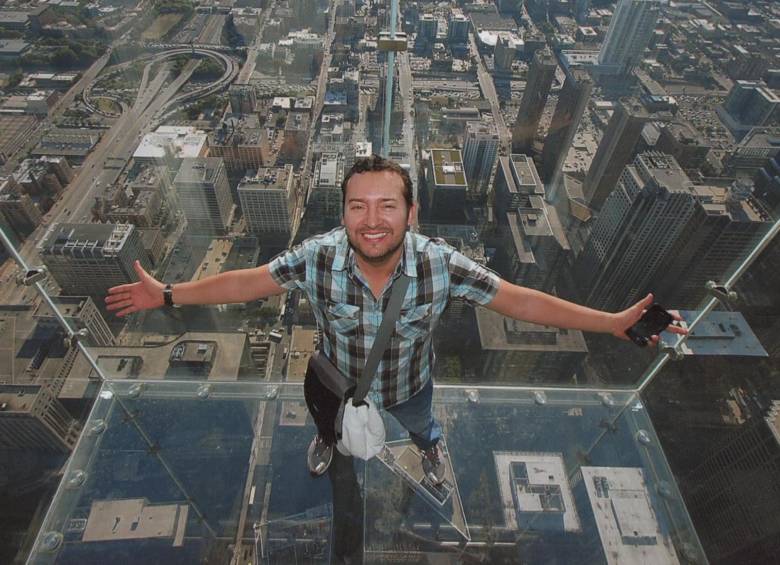 Iganacio Cardona en el Skydeck Ledge de Chicago, Estados Unidos, el edificio más alto de esta ciudad y desde el cual se ofrece una vista única. FOTO CORTESÍA IGNACIO CARDONA. 