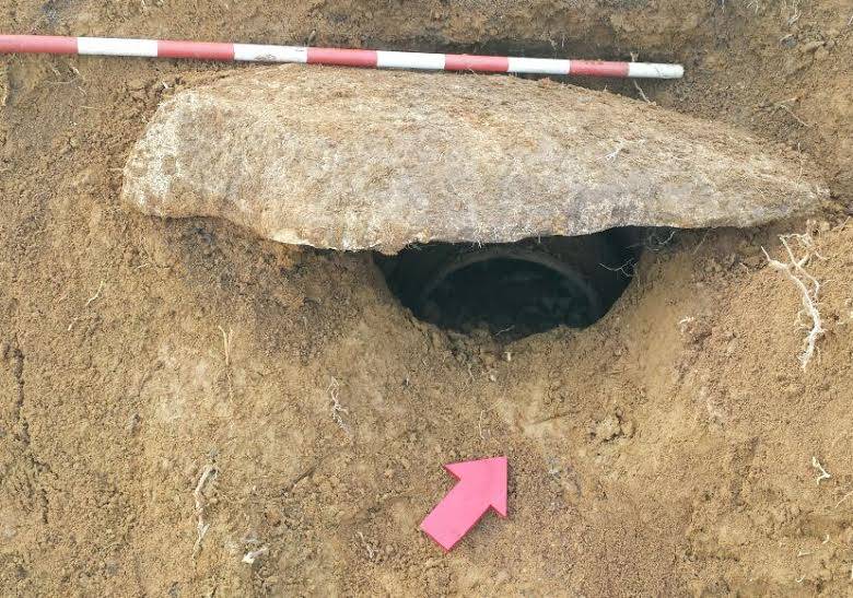 Debajo de una piedra estaba la tumba con las vasijas. Foto Cortesía Sipah