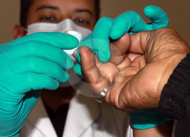 Guantes deben ser usados por personal capacitado y quienes lo requieran por su labor, dice Alcaldía de Medellín. FOTO ARCHIVO MANUEL SALDARRIAGA