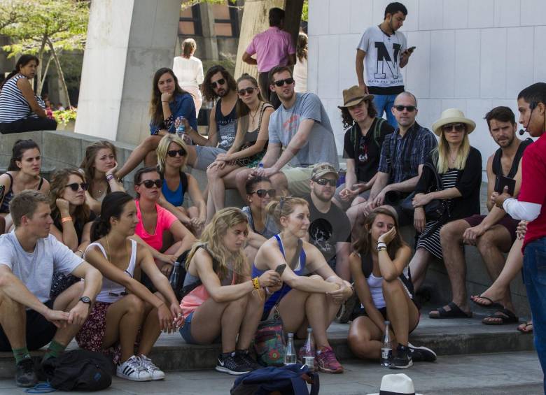 Los guías turísticos bilingües permiten que los visitantes internacionales tengan un contacto más cercano con la ciudad, conociendo lugares como La Alpujarra y el centro de Medellín. FOTO Jaime Pérez